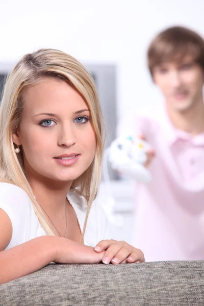Jonge vrouw met haar vriendje spelen van computerspelletjes — Stockfoto