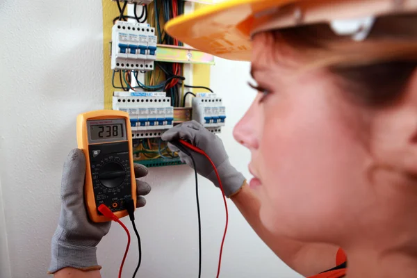 Un electricista usando un multímetro —  Fotos de Stock
