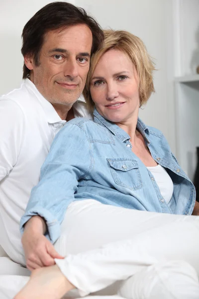 屋内で座っているカップルを愛するの肖像画 — ストック写真