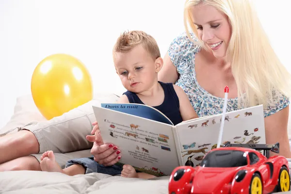 Žena čte knihu svého syna — Stock fotografie