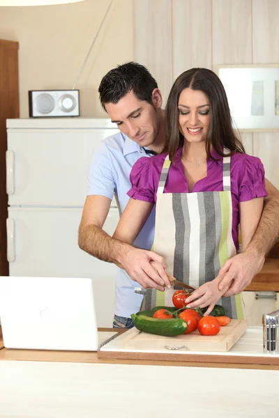 Hombre y mujer preparando una comida juntos — Foto de Stock