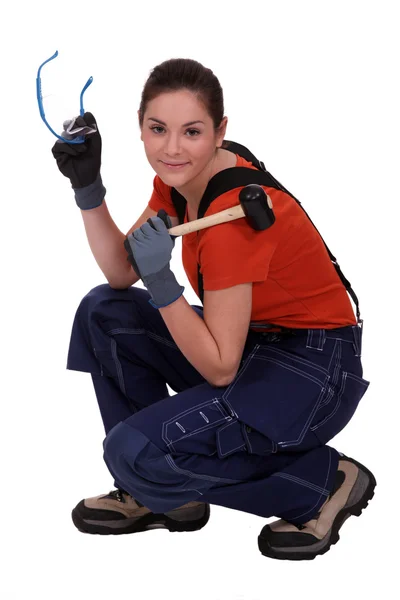 Porträt einer Handwerkerin mit Hammer und Schutzbrille — Stockfoto