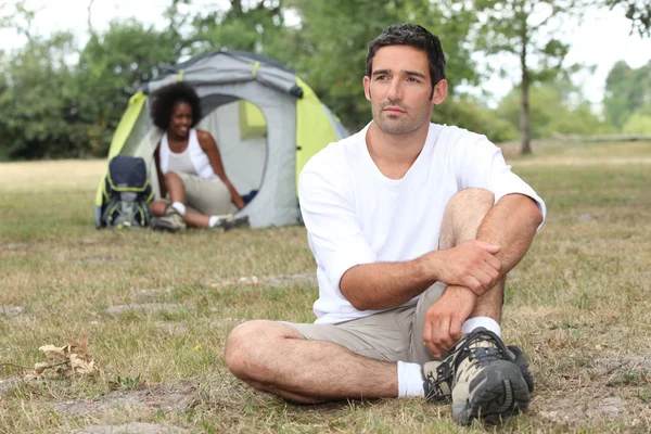 Relaxed couple camping — Stock Photo, Image