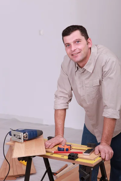 一男子用电动锯的肖像 — 图库照片
