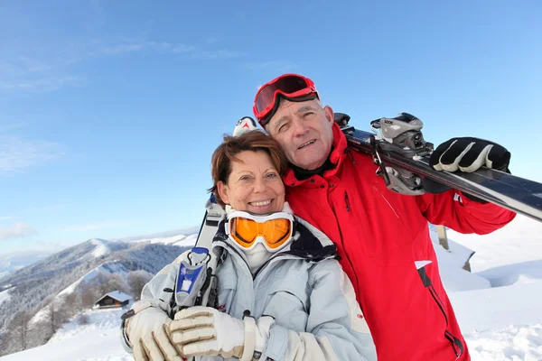 Porträtt av äldre par i skidresor — Stockfoto