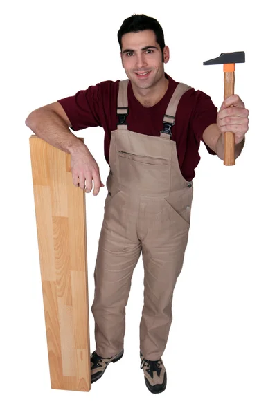 Mann mit Hammer und Holzdiele — Stockfoto