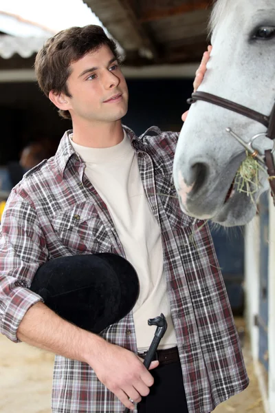 一个年轻人和他的马 — Stockfoto