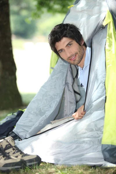 Camper enfiando a cabeça para fora de sua tenda — Fotografia de Stock