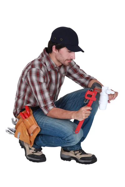 Klempner mit einem Rohrschlüssel — Stockfoto