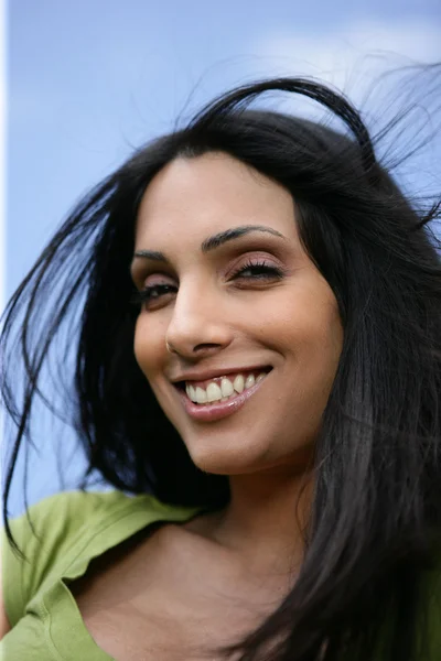 Gyönyörű sötét hajú nő portréja — Stock Fotó