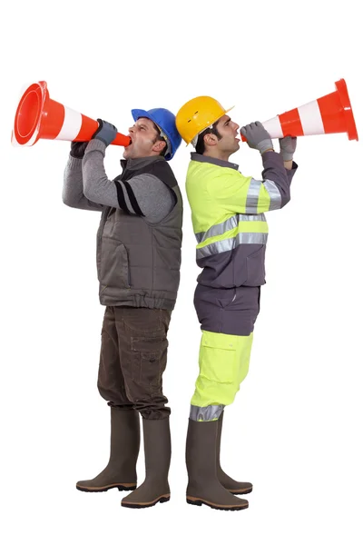 Men shouting at Beacon Construction — Stock Photo, Image