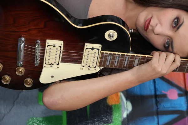 Closeup της γυναικείας κιθαρίστας — Φωτογραφία Αρχείου