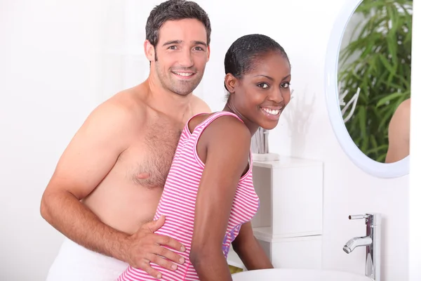 Mosolyogva pár készül a fürdőszobában — Stock Fotó