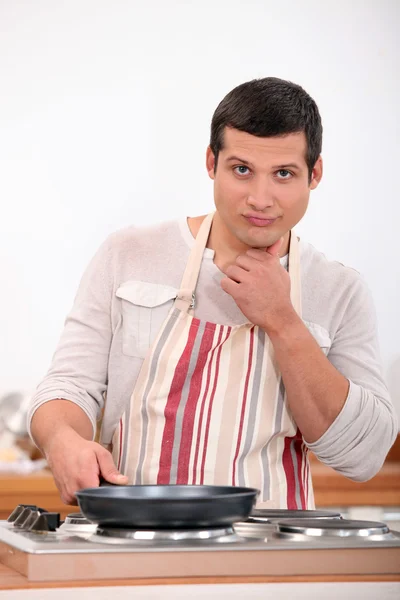 Muž sám vaření v kuchyni — Stock fotografie