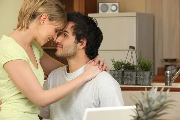 Casal comovente testa em casa — Fotografia de Stock