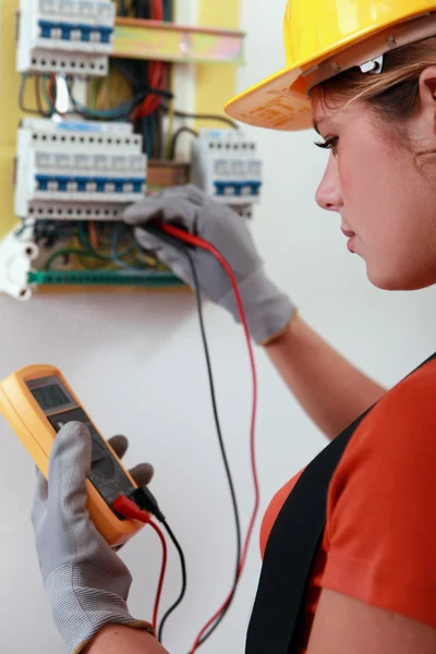Kobieta elektryk Sprawdzanie przewodów na skrzynki bezpieczników — Zdjęcie stockowe