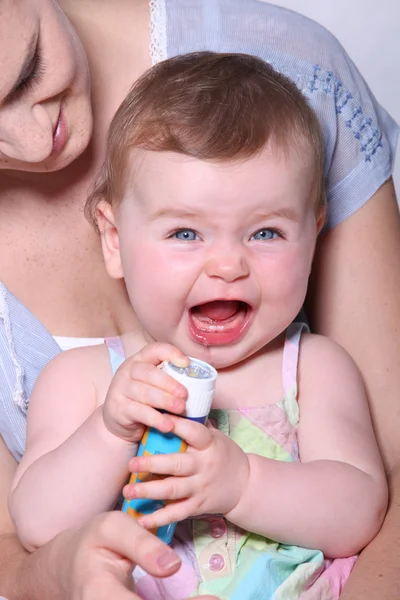 Um bebê fazendo uma cara engraçada . — Fotografia de Stock