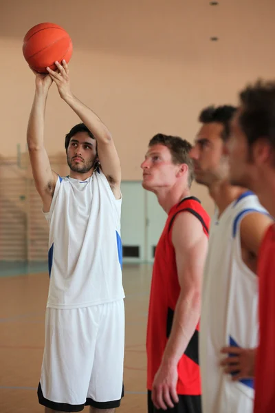 Basketbalspeler schieten — Stockfoto