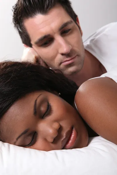 Adam kız uyurken karısını izliyor — Stok fotoğraf