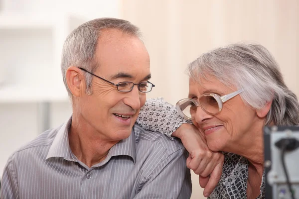 Sonriente pareja de ancianos en casa —  Fotos de Stock