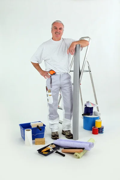 Handyman in piedi con scala a gradini — Foto Stock