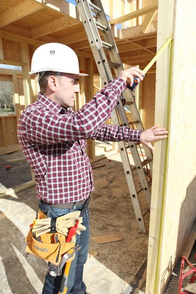 Carpenter working on house — Stock Photo, Image