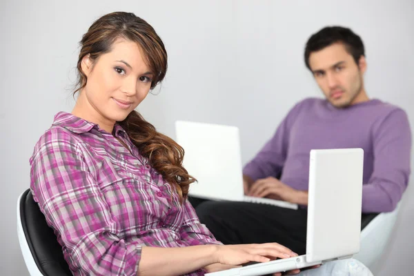 Una pareja joven haciendo el ordenador —  Fotos de Stock