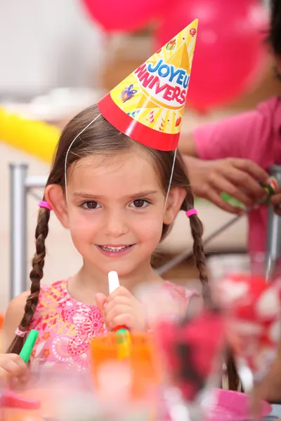 Küçük kız bir doğum günü partisinde — Stok fotoğraf