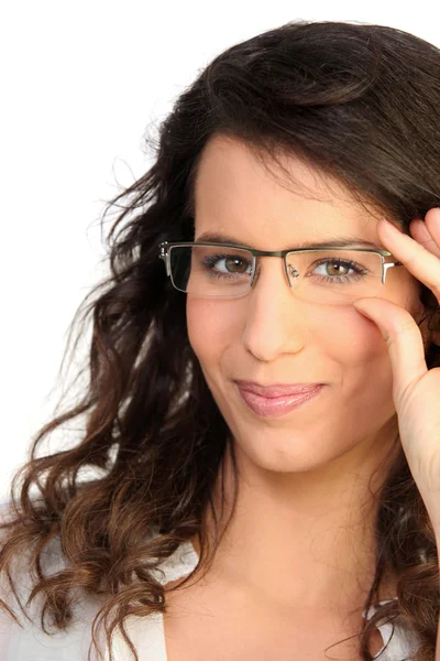 Morena usando óculos — Fotografia de Stock