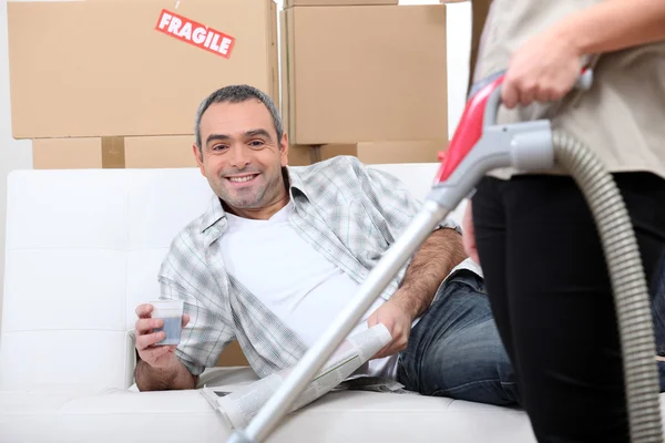 Hombre en un sofá — Foto de Stock