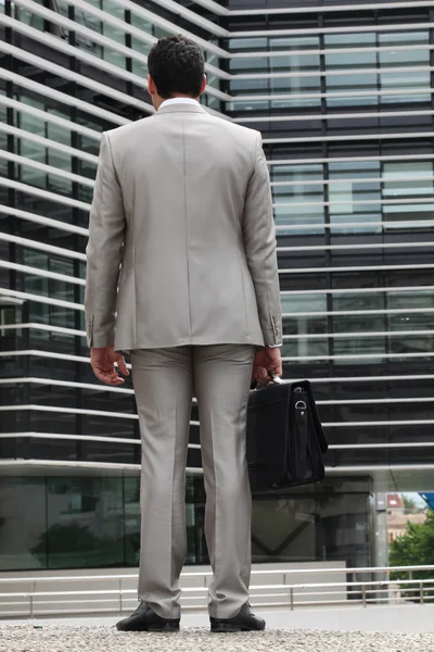 Geschäftsmann mit grauem Anzug, Rückseite — Stockfoto