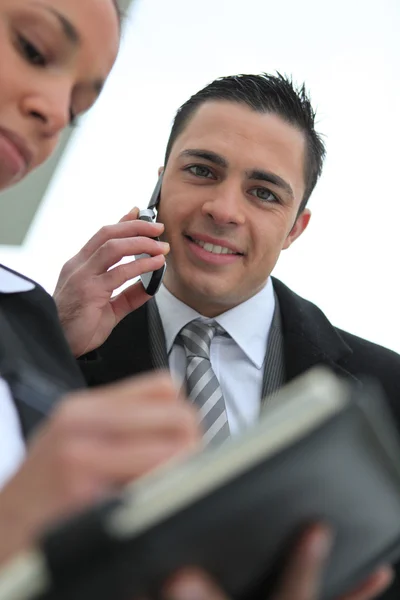 Empresário falando em seu telefone celular — Fotografia de Stock