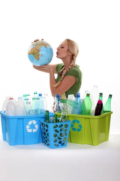 Femme tenant globe recyclage bouteilles — Photo