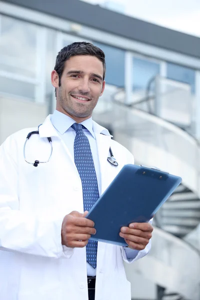 Arzt mit Clip-Board — Stockfoto