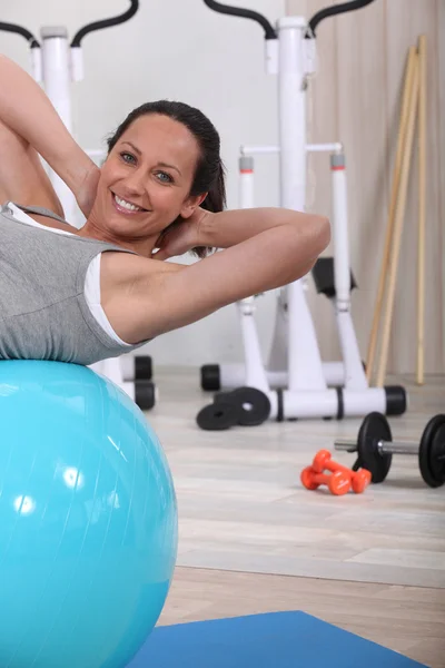 Woman using an exercise ball — Stock Photo, Image