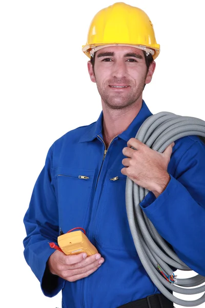 Eletricista com voltímetro na mão — Fotografia de Stock