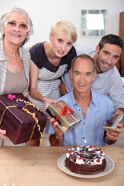 Familie feiert gemeinsam Geburtstag — Stockfoto