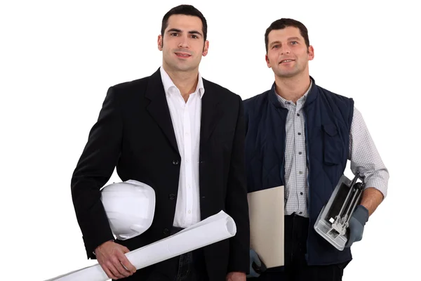 Een bouw manager en een werknemer met een tegel cutter — Stockfoto