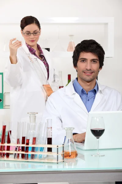 Wijn deskundige in een lab — Stockfoto
