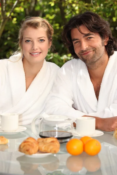 Par med frukost i trädgården — Stockfoto