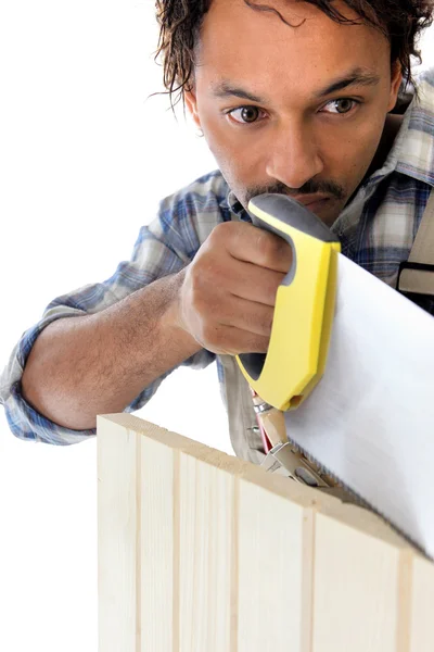 Mann sägt Holz — Stockfoto
