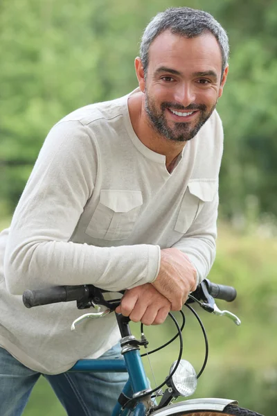 Hombre en paseo en bicicleta —  Fotos de Stock