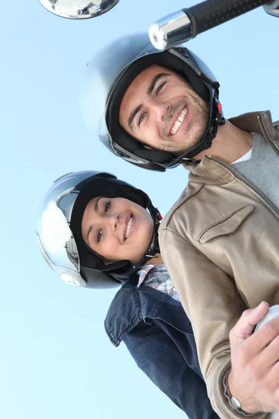 Un par de motociclistas en un paseo —  Fotos de Stock