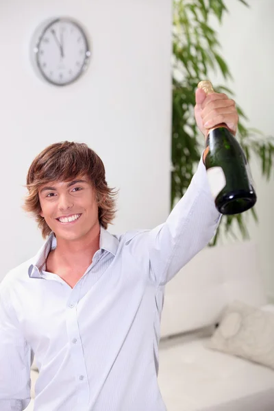 Homem segurando garrafa de champanhe — Fotografia de Stock