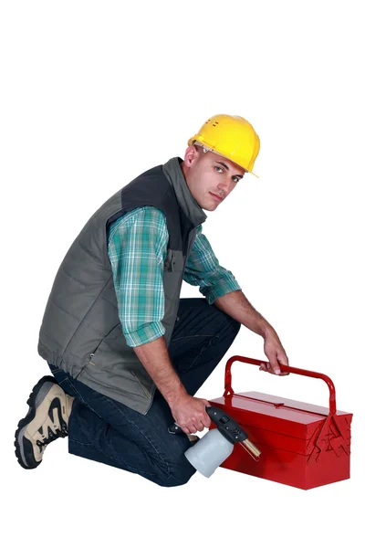 Ouvrier avec un chalumeau et une boîte à outils — Photo