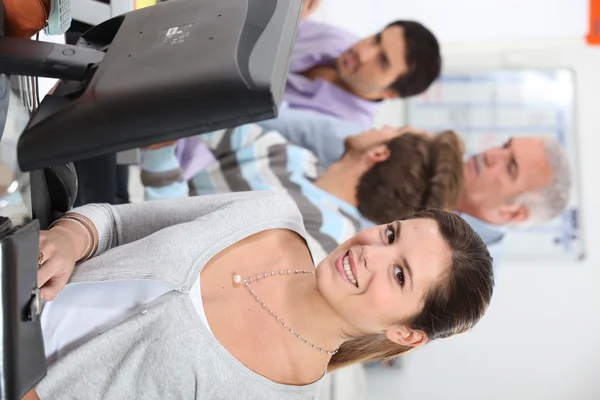 Pupilas em classe de computador — Fotografia de Stock