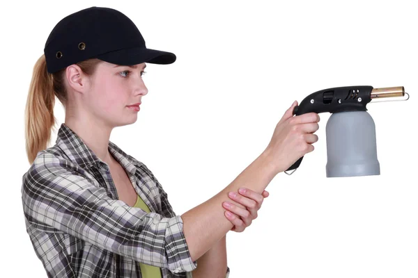 Frau hält Taschenlampe in der Hand — Stockfoto