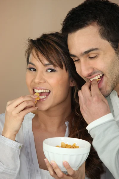 Couple eating cereal — Stock Photo, Image
