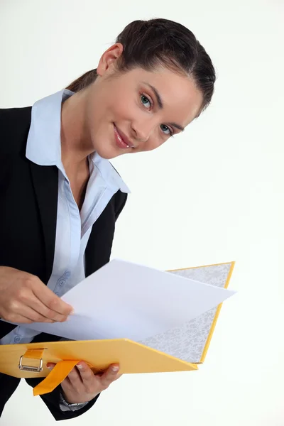 Kobieta gospodarstwa żółty folderu — Zdjęcie stockowe