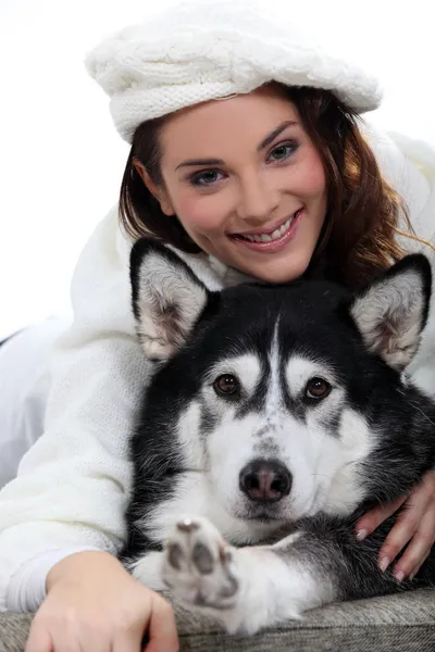 Portré egy nőt, vele husky kutya — Stock Fotó